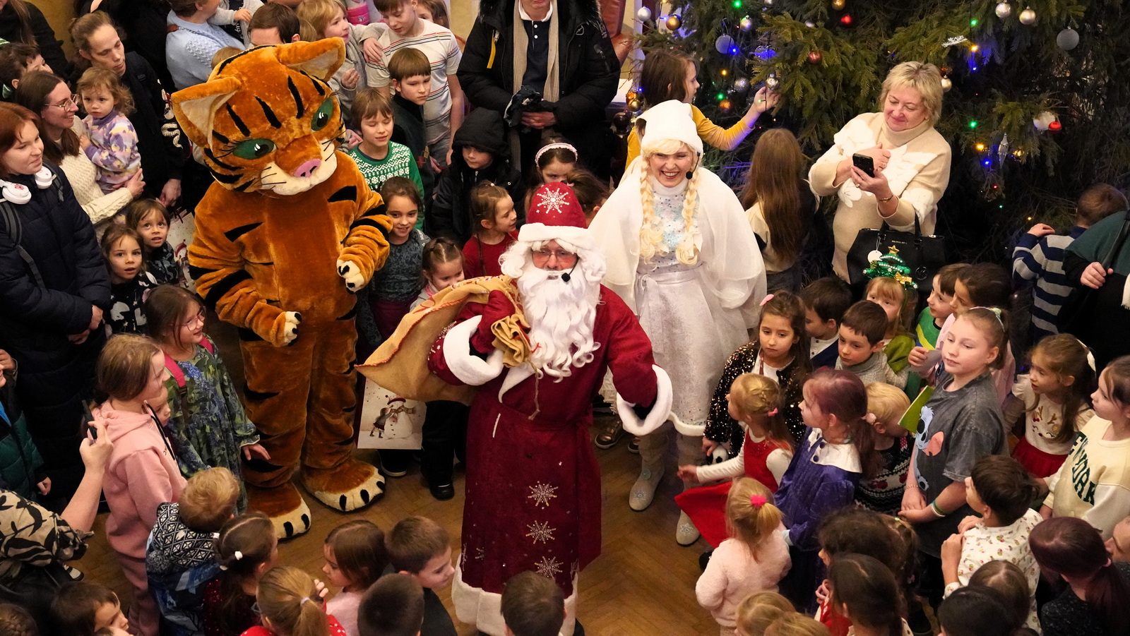 Большая Рождественская ёлка в Центре культуры «Мере»