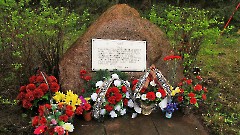 7. Памятный знак на месте гибели экипажа советского самолёта ИЛ-2. 7.05.2015.
