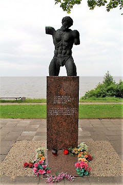 3 - Калласте. Памятник жителям, павшим во II мировой войне. 24 июля 2013 г. Фото - Александр Хмыров