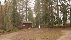 Mihkli kalmistu. Вид на ворота, рядом с воротами знак памятника. Неле Рент 03.11.2010