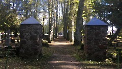 Saarde kalmistu. Сторожевые столбы бывших границ кладбища 04.10.2018 Неле Рент