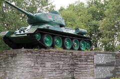3-pamyatnik-tank-t-3485-na-meste-forsirovaniya-25-26-iyulya-1944-g-rnarovy-vojskami-leningradskogo-fronta-26082013-foto-aleksandra-khmyrova