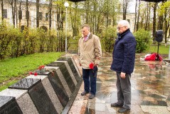 Церемония возложения цветов у Братской могилы «Слава героям»