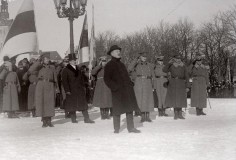 04_Премьер-министр и военный министр Константин Пятс выступает с речью на параде, посвященном 1-й годовщине провозглашения Эстонской Республики на площади Петри, 1919 год