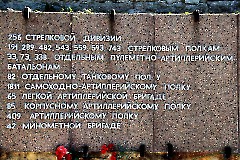 4. Мемориальные доски на стене Бастиона Триумф. Фото - Александр Хмыров.  Нарва, 4.07.2013.