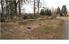 Rõuge vana kalmistu. Вид на стену ограждения на северо-западной стороне кладбища. Фото Керсти Сийм, 09.04.2014.