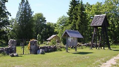Sutlepa kalmistu. Восточные ворота кладбища, информационный стенд и колокольня. Фото Марью Раабе, 08.07.2017