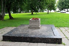 2 - Калласте. Памятник жителям, павшим во II мировой войне. 24 июля 2013 г. Фото - Александр Хмыров