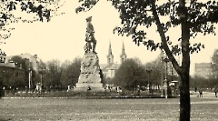 3. Петровская площадь. Памятник Петру I. Архивное фото.