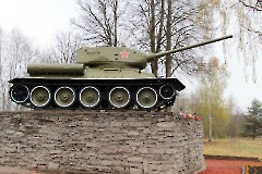 Памятник «Танк Т-34/85» на месте форсирования 25-26 июля 1944 г. р.Наровы войсками Ленинградского фронта 